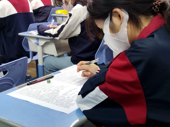 学生在认真答题。段婷 摄