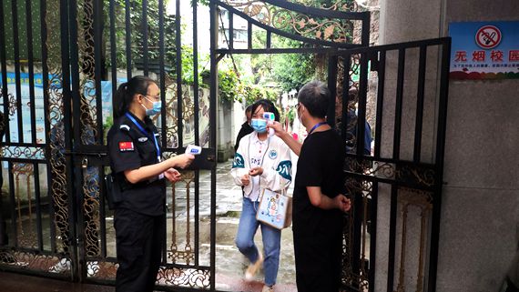 学生有序进入知识竞赛考场。严小伟 摄