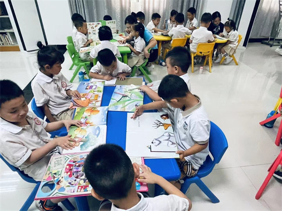 孩子们正在认真翻看绘本。巫溪县图书馆供图 华龙网发
