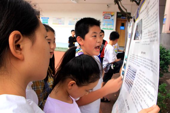 学生们阅读禁毒海报。北碚区公安分局供图 华龙网发