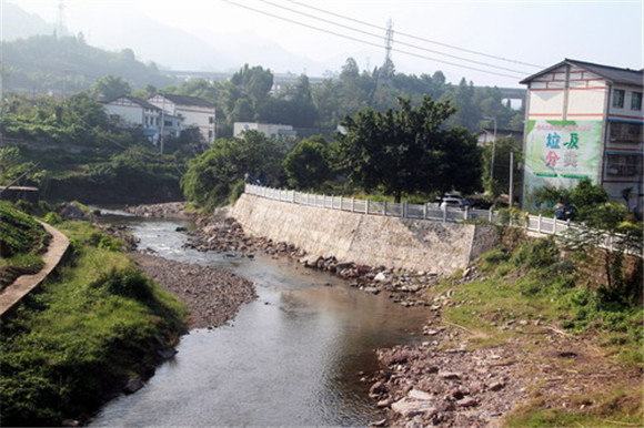 合川清平镇修复的河堤。特约通讯员 周云 摄
