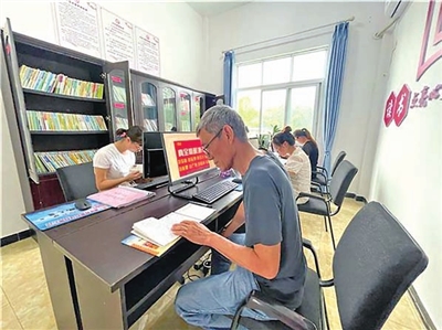 聚奎镇聚奎村农家书屋，村民在阅读书籍。通讯员 鄢纯 摄