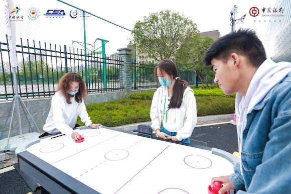 桌上冰球吸引同学们互动体验。重庆市冬运中心供图 华龙网发