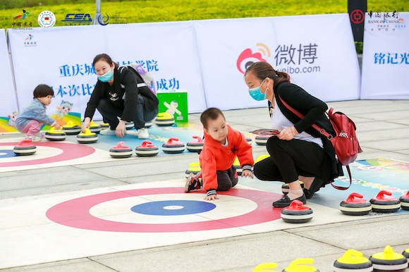 市民带小朋友体验旱地冰球项目。重庆市冬运中心供图 华龙网发