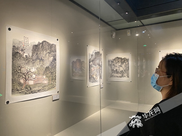 市民观看张培武中国画写生作品展。华龙网-新重庆客户端记者 李黎 摄 市民观看张培武中国画写生作品展。华龙网-新重庆客户端记者 李黎 摄