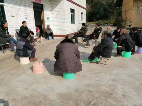 刘贵林和村干部入户访谈。綦江区委宣传部供图 华龙网发