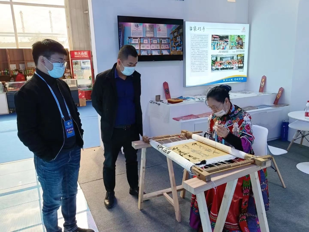 秀山县“边城秀娘”正在展示技艺。重庆市人力社保局 供图 华龙网-新重庆客户端 发 2秀山县“边城秀娘”正在展示技艺。重庆市人力社保局 供图 华龙网-新重庆客户端 发