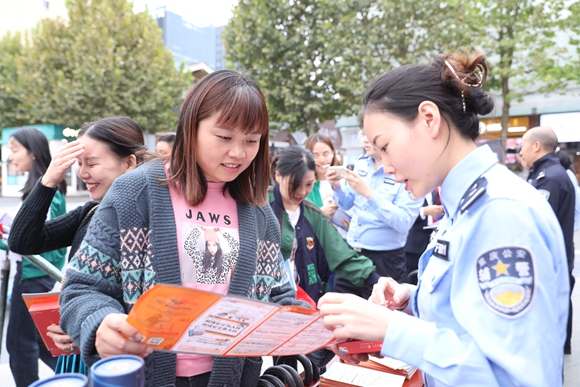 民警向市民讲解网络安全知识。   重庆高新区公安分局供图