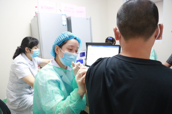 市民正在接种新冠病毒疫苗。通讯员 赵杰昌 摄