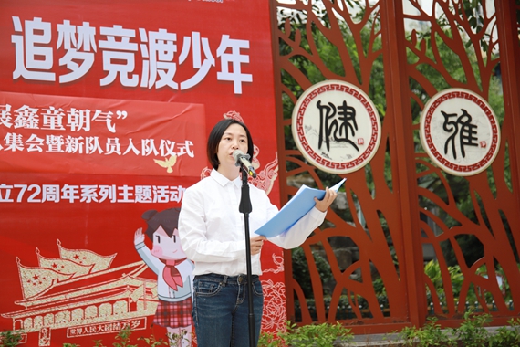 6、党员教师代表封渝现场讲述了《屠呦呦的故事》 学校供图 华龙网发