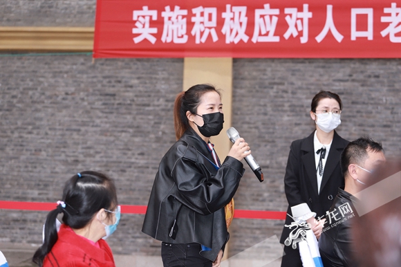 重庆高新区“发言人来了”以“你提问，我回答”的对话形式，进一步推广“老杨群工”经验做法。华龙网-新重庆客户端记者 李佳妮 摄