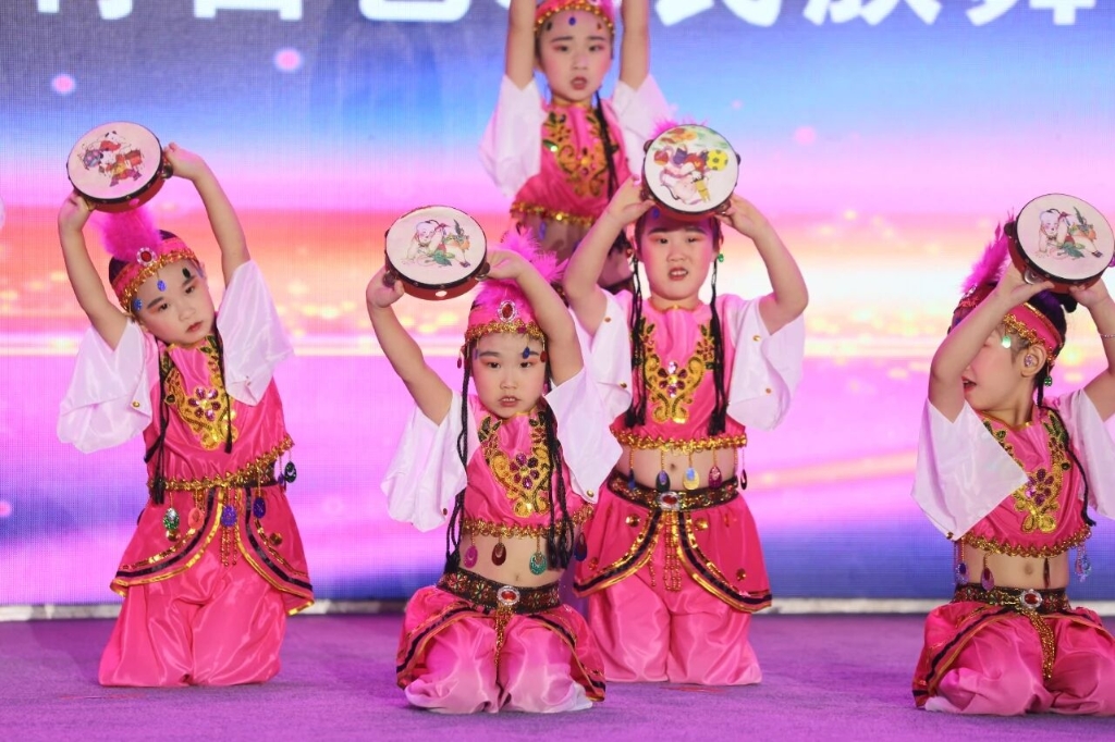 少儿民族舞蹈表演。通讯员 胡瑾 摄