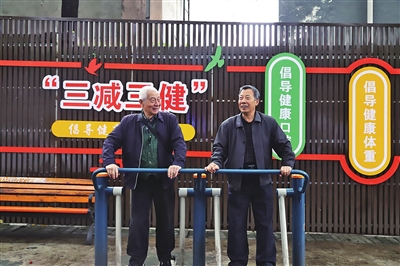 新桥街道居民在新建的健身场地锻炼。通讯员 江晓芸 摄