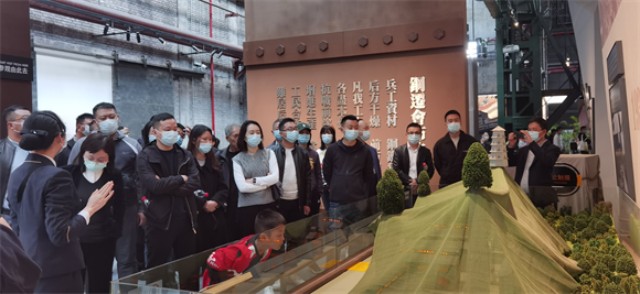 中共重庆市委党校2021级领导与战略管理二班全体学员参观学习重庆工业博物馆。万州区委宣传部供图 华龙网发
