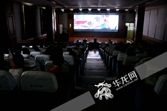 1、学校组织学生观看经典影片 赵桂凯 摄