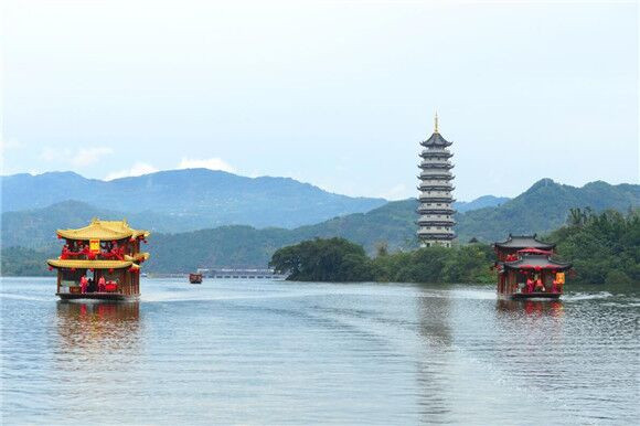 汉丰湖中文峰塔。张中文 摄