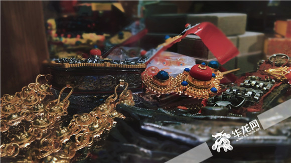 体验馆内陈列着藏族精美的配饰，游客可免费挑选试戴。 华龙网－新重庆客户端 李永欢 摄