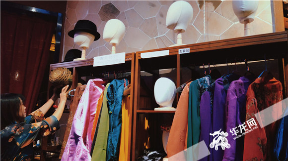 游客正在挑选藏族服饰。 华龙网–新重庆客户端 李永欢 摄