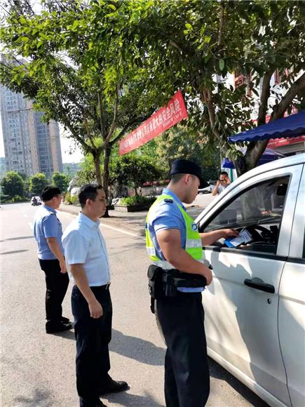 文明行驶 。特约通讯员 谭显全 摄 文明行驶 。特约通讯员 谭显全 摄