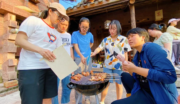 9、游客体验乡村自助烧烤。渝北区文化旅游委供图 华龙网发