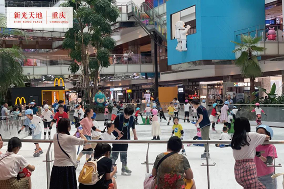 13、游客在新光天地滑冰。渝北区文化旅游委供图 华龙网发