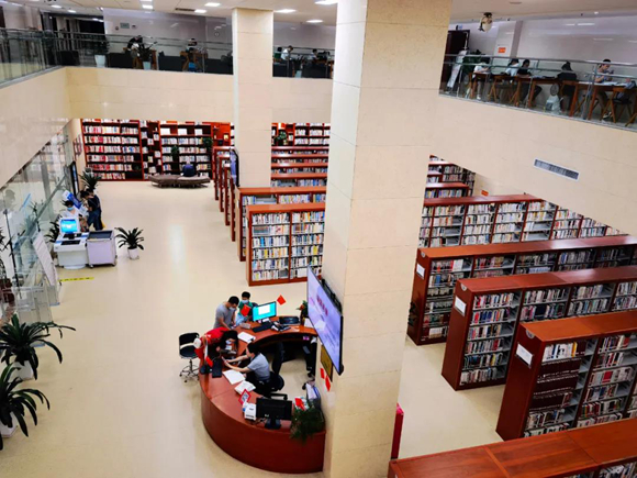 19、市民在区图书馆看书。渝北区文化旅游委供图 华龙网发