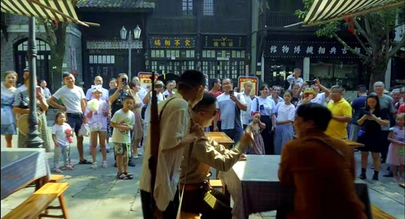 17、游客在两江影视城观看表演。渝北区文化旅游委供图 华龙网发