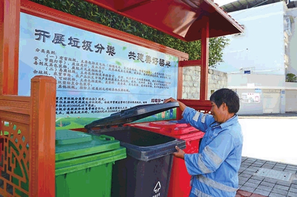 保洁人员在清理垃圾。通讯员 杜杭 摄