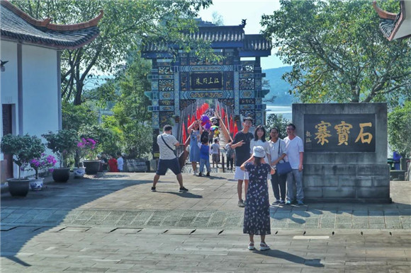 国庆期间数万名游客打卡长江盆景石宝寨。忠县文旅委供图