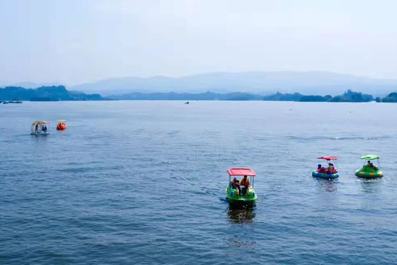 2游客在长寿湖体验水上项目。长寿文化旅游委供图-华龙网发