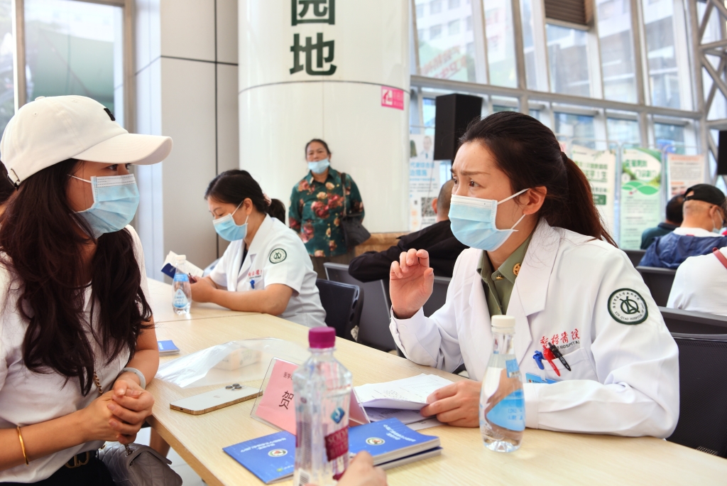 图为贺英主任正在做心理健康咨询。曾理/摄 3