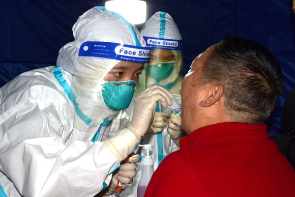观音桥洋河社区，医护人员正在为居民进行核酸检测。 观音桥街道供图 华龙网发