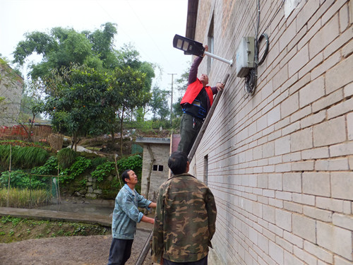 村组干部、志愿者为村民安装太阳能庭院灯。通讯员 隆伟 摄1