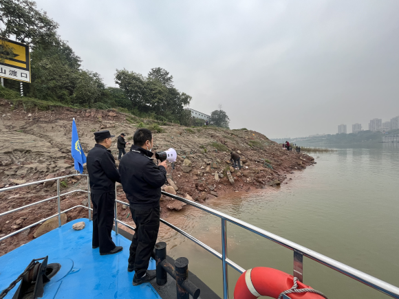 通过扩音器向垂钓人员宣传文明垂钓政策。沙坪坝区农业农村委供图 华龙网发