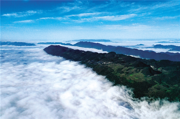 云海缠绕着黔江区阿蓬江镇海拔1500多米的麒麟村，美如画卷。通讯员 杨敏 摄