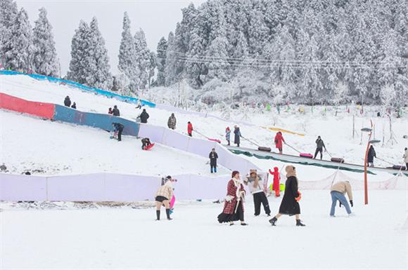市民在南天湖滑雪玩乐。丰都县旅管委供图 华龙网发