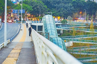 东水门大桥上，市民正驻足打望景观步道。通讯员 王欢 摄
