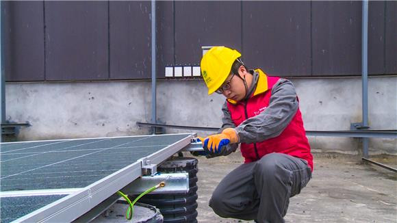国网重庆电力员工对光伏板进行加固。通讯员 刘远平 摄
