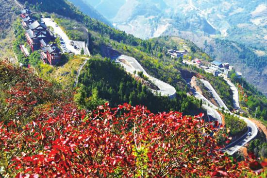 在两坪乡境内文峰景区拍摄的红叶映衬下的旅游公路。通讯员 王忠虎 摄
