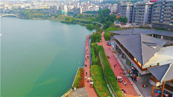 不少市民和游客走到江边公园,近距离感受初冬景色。通讯员 吴大维 供图 不少市民和游客走到江边公园,近距离感受初冬景色。通讯员 吴大维 供图