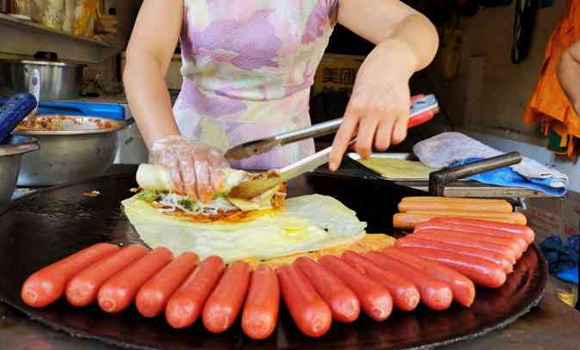 5一位商家正在制作特色美食——巫山卷卷。巫山县委宣传部供图 华龙网发