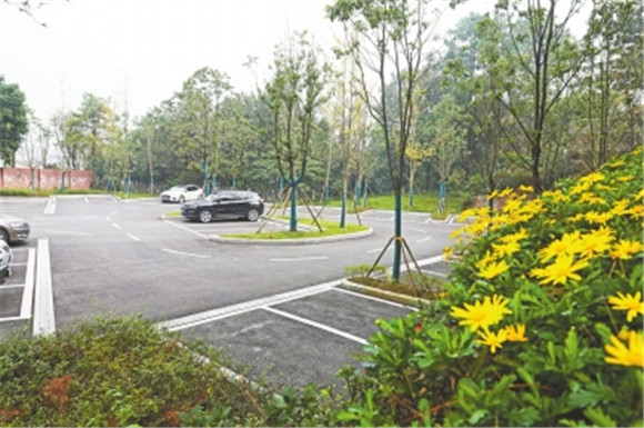 市民到玉峰山森林公园内停车更加方便了。通讯员 张泽美 摄