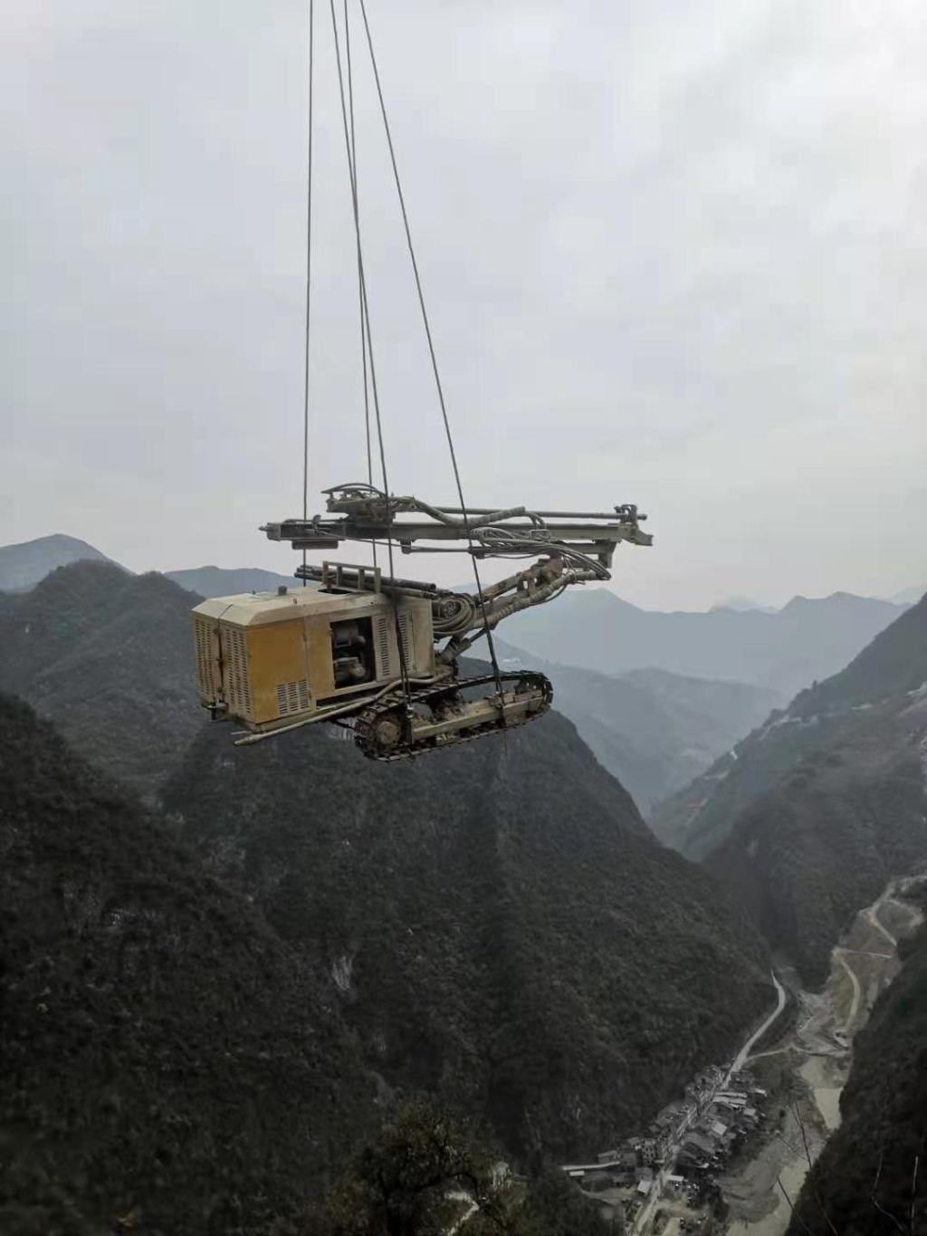 特写200多米高空运挖掘机他们在深谷架飞虹