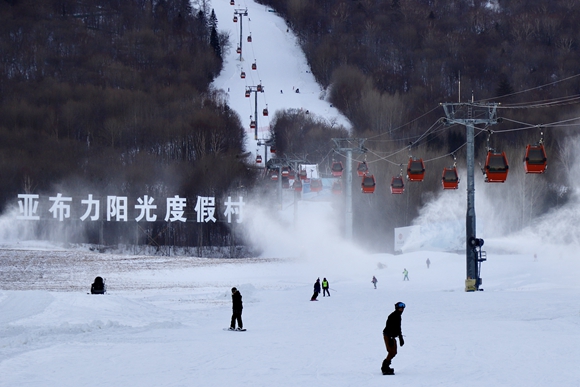 游客在滑雪。