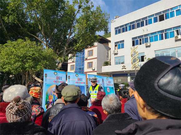 民警给群众讲解道路安全知识。云阳县公安局供图 华龙网发