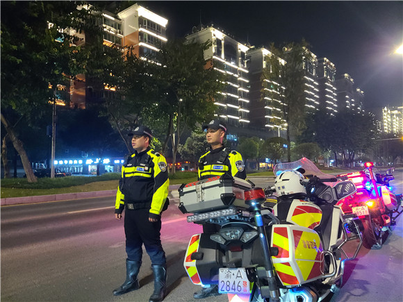民警在路口值守。云阳县公安局供图 华龙网发