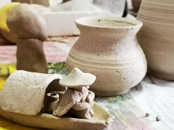 桥头镇群众制作的土陶制品。石柱县文化旅游委供图 华龙网发
