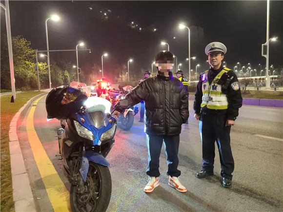 民警对违规摩托车进行查处。云阳县公安局供图 华龙网发