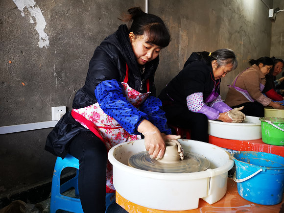 桥头镇群众学习土陶制作技艺。石柱县文化旅游委供图 华龙网发