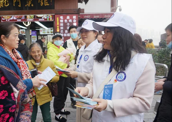志愿者向市民分发宣传册 重庆水文监测总站供图 华龙网发